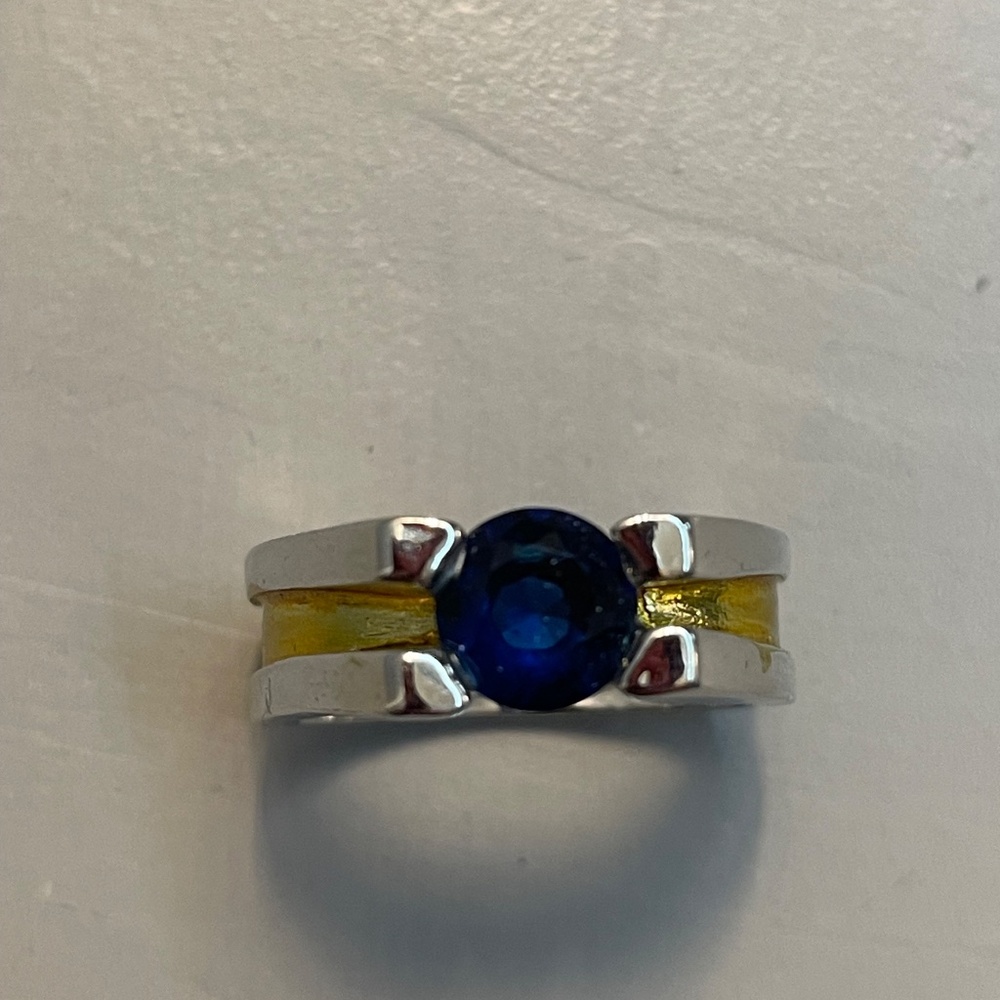 Beautiful fashionable gold and silver tone ring with brilliant blue stone, sz 7